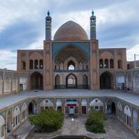 مسجد و مدرسه آقا بزرگ 